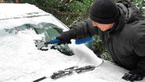How to Quickly De-Ice Your Car on Frosty Winter Morning Featured Image